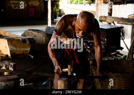 Thai oldman persone fabbro o metalaio che fanno antiche armature di ferro e metallo d'acciaio armi antiche in bottega di fabbro locale di Bang Rachan villaggio a Foto Stock