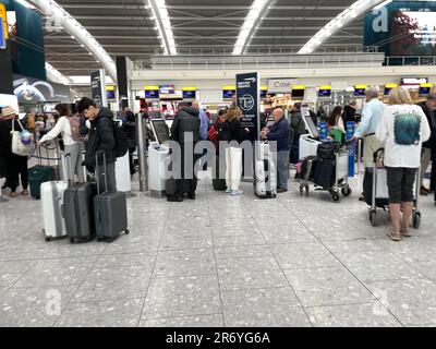 Foto del file datata 31/03/23 dei passeggeri aspettano in fila per effettuare il check-in al Terminal 5 dell'Aeroporto di Heathrow, Londra, Amministratore Delegato dell'aeroporto John Holland-Kaye ha detto che non prevede che i voli saranno cancellati a causa di scioperi da parte delle guardie di sicurezza. Foto Stock