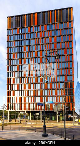 Lodz, Polonia - 21 maggio 2023: Complesso di uffici Brama Miasta City Gate di Skanska in via Kilinskiego e stazione ferroviaria Lodz Fabryczna nel centro della città Foto Stock