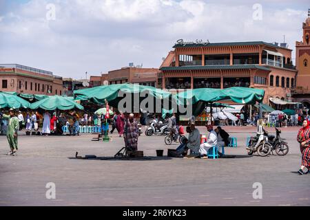 Incantatori di serpenti in piazza Jamma el-Fnaa, Marrakech, Marocco Foto Stock