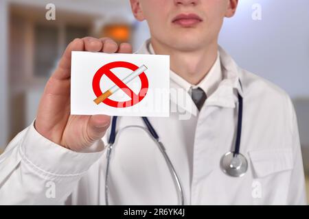 medico con tessera visita senza simbolo di fumo Foto Stock