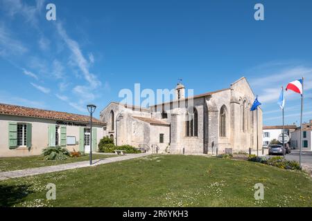 Isola di Oléron (Charente Maritime, Francia). La chiesa e l'Ufficio del Turismo, come indicato sulla facciata, nel centro del villaggio di Saint-George Foto Stock