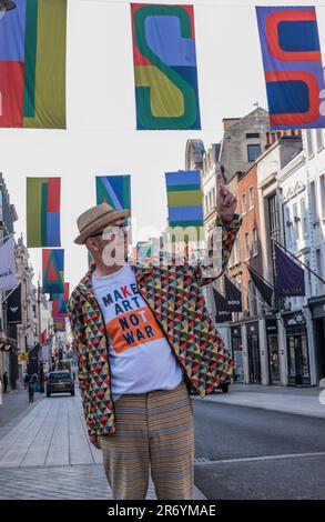 Londra, Regno Unito. 12th giugno, 2023. Il celebre accademico reale Bob & Roberta Smith si trova sotto le sue bandiere audaci e vibranti che volano sopra Bond Street per segnare l'inizio dell'arte a Mayfair, una celebrazione di 4 settimane della vivace scena artistica e culturale della zona. Paul Quezada-Neiman/Alamy Live News Credit: Paul Quezada-Neiman/Alamy Live News Foto Stock