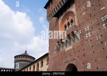 Dettagli al castello Sforzesco e alle sue splendide mura medievali, Milano, Italia. Foto Stock