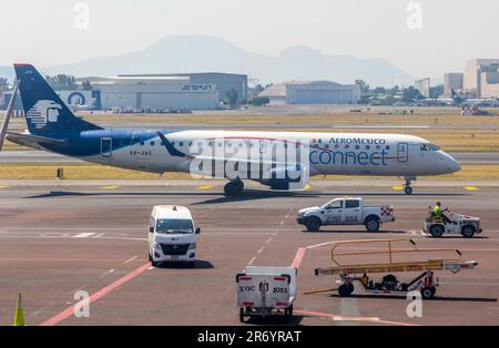 Aeromexico Connect Embraer E190LR, Terminal 1, Aeroporto Internazionale Benito Juarez, Città del Messico, Messico Foto Stock