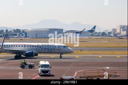 Aeromexico Connect Embraer E190LR, Terminal 1, Aeroporto Internazionale Benito Juarez, Città del Messico, Messico Foto Stock