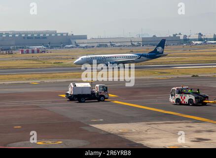 Decollo AeroMexico Connect Embraer E190LR aereo, Terminal 1, Aeroporto Internazionale Benito Juarez, Città del Messico, Messico - Viva Aerobus aereo in primo piano Foto Stock