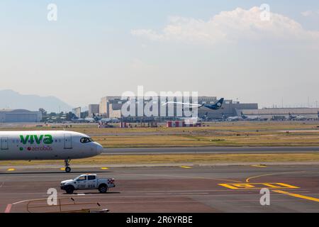 Decollo AeroMexico Connect Embraer E190LR aereo, Terminal 1, Aeroporto Internazionale Benito Juarez, Città del Messico, Messico - Viva Aerobus aereo in primo piano Foto Stock