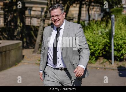 Amburgo, Germania. 12th giugno, 2023. Tobias Ulbrich, avvocato del ricorrente nella prima causa contro Biontech per presunti danni da vaccino, cammina nel Tribunale Regionale di Amburgo. Il ricorrente sostiene di aver sofferto di dolore nella parte superiore del corpo, gonfiore delle estremità, esaurimento, affaticamento e disturbi del sonno dopo la vaccinazione. Sta cercando almeno 150.000 dollari in danni per dolore e sofferenza e una dichiarazione che la società Biontech è responsabile per danni materiali. Credit: Axel Heimken/dpa/Alamy Live News Foto Stock