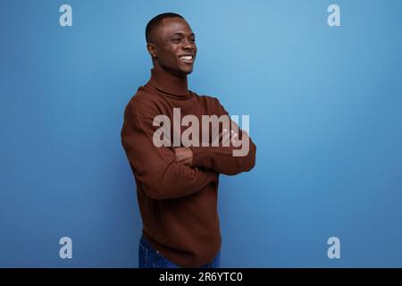 primo piano di un bel giovane ragazzo africano sorridente con occhi gentili Foto Stock