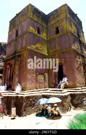 Pellegrini etiopi in visita alla Chiesa di San Giorgio a Lalibela, Etiopia durante la settimana di Pasqua. Foto Stock