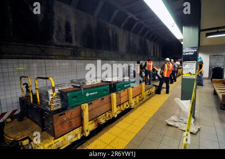 Lavoratori che lavorano sui binari della metropolitana di New York alla stazione Barclays Center di Brooklyn, New York, USA. Foto Stock