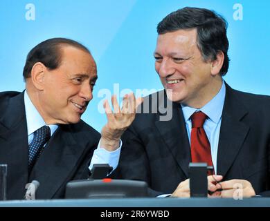 ***FILE PHOTO*** L-R il primo ministro italiano Silvio Berlusconi e il presidente della Commissione europea Jose Manuel Barroso parlano durante un comunicato stampa Foto Stock