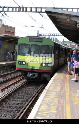 Treno DART in arrivo alla stazione di Tara Street, Dublino, Irlanda Foto Stock