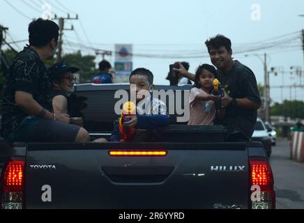 Il popolo thailandese locale festeggia Songkran spruzzando acqua dalla parte posteriore dei camion del pick-up. Nonthaburi, Thailandia. Foto Stock