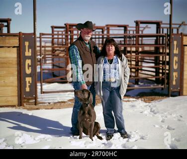 Il lato tenace e oscuro di Rodeo Cowboys: I genitori di un pilota toro classificato a livello nazionale posano per il loro ritratto. Il loro figlio è morto di overdose di eroina alcuni mesi fa. Foto Stock