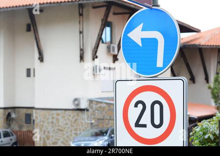 Posta con le indicazioni stradali Speed Limit e svolta a sinistra all'aperto. Spazio per il testo Foto Stock
