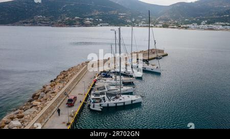 Il porto turistico di Platis Gialos, isola di Sifnos, Grecia Foto Stock