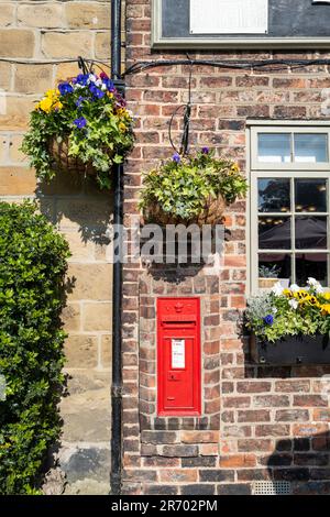 Cassetta postale della regina Vittoria a Newton sotto Roseberry Yorkshire Foto Stock