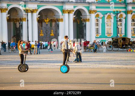 Persone che usano il Segway in Piazza del Palazzo a San Pietroburgo, Russia Foto Stock