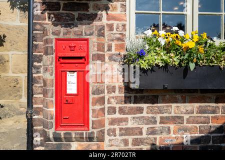 Cassetta postale della regina Vittoria a Newton sotto Roseberry Yorkshire Foto Stock