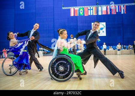 Coppia di sedie a rotelle che ballano nel Concorso in Russia Foto Stock