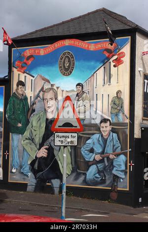 Un murale unionista su un edificio nella zona di Shankill Road a Belfast, Irlanda del Nord, Regno Unito Foto Stock