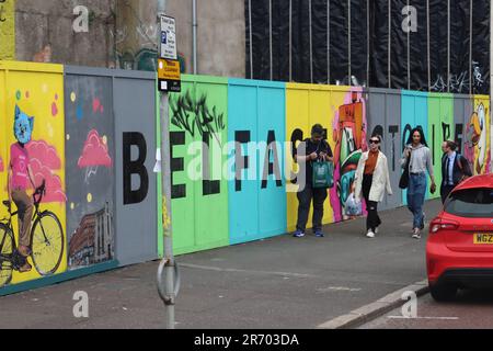 Graffiti di Belfast su pannelli di lavoro per edifici, Belfast, Irlanda del Nord, Regno Unito Foto Stock