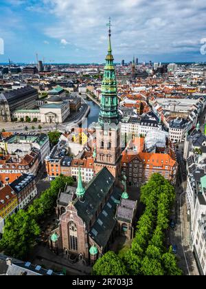 Copenaghen, capitale della Danimarca, si trova sulle isole costiere della Zelanda e di Amager. È collegato a Malmo, nella Svezia meridionale, dal ponte Öresund. Foto Stock