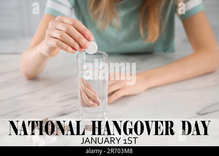 Giorno nazionale di hangover - 1st gennaio. Donna che prende rimedio per alleviare gli effetti del consumo di alcol a tavola, primo piano Foto Stock