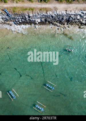 Vista aerea della spiaggia e del mare con barche a motore, Sanur, Bali, Indonesia Foto Stock