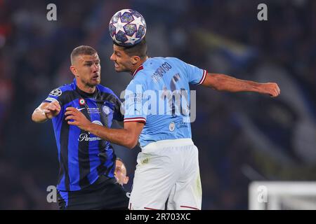 Istanbul, Turchia. 10th giugno, 2023. ISTANBUL, TURCHIA - 10 GIUGNO: Edin Dzeko del FC Internazionale Milano, Rodrigo di Manchester City durante la finale di UEFA Champions League tra il Manchester City FC e il FC Internazionale Milano allo Stadio Olimpico Ataturk del 10 giugno 2023 a Istanbul, Turchia (Foto di /Orange Pictures) Credit: Orange Pics BV/Alamy Live News Foto Stock