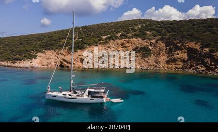 Una barca a vela nella baia di Fikiatha, sull'isola di Sifnos, Grecia Foto Stock