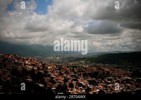 Un paesaggio urbano ampio di Caracas, Venezuela sotto un cielo nuvoloso. Foto Stock
