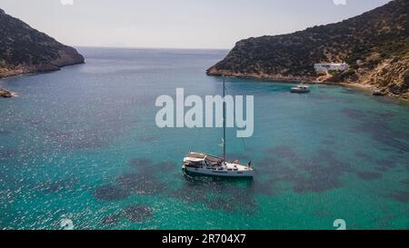 Una barca a vela nella baia di Fikiatha, sull'isola di Sifnos, Grecia Foto Stock