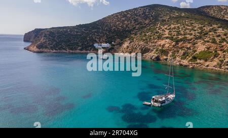 Una barca a vela nella baia di Fikiatha, sull'isola di Sifnos, Grecia Foto Stock