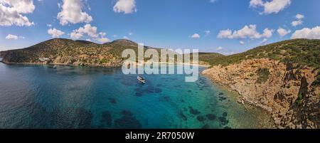 Una barca a vela nella baia di Fikiatha, sull'isola di Sifnos, Grecia Foto Stock