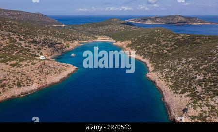 Una barca a vela nella baia di Fikiatha, sull'isola di Sifnos, Grecia Foto Stock