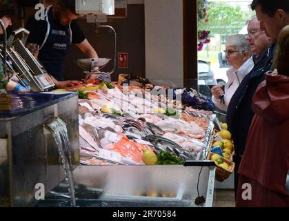 Pesce fresco al Beshoffs The Market & Beshoffs Sea Grill di Howth, Irlanda. Foto Stock