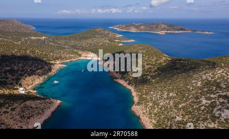 Una barca a vela nella baia di Fikiatha, sull'isola di Sifnos, Grecia Foto Stock