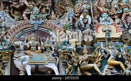 I gopurams colorati del tempiale di Amman di Meenakshi a Madurai, Tamil Nadu, India. Foto Stock