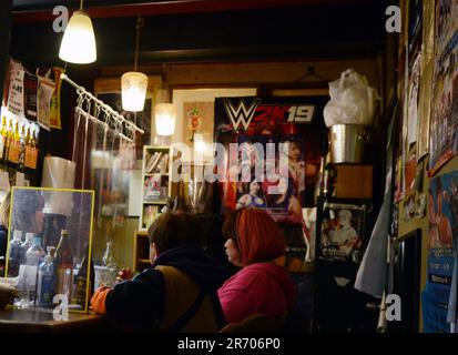 Un vivace bar nell'area bar Golden Gai a Kabukicho, Shinjuku, Tokyo, Giappone. Foto Stock