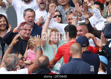 Novak Djokovic di Serbia festeggia con i suoi genitori Dijana Dokovic e Srdjan Djokovic dopo la sua vittoria nella finale maschile contro Casper Ruud di Norvegia al French Open 2023, torneo di tennis Grand Slam, il 11 giugno 2023 allo Stade Roland-Garros di Parigi, Francia - Foto: Jean Catuffe/DPPI/LiveMedia Foto Stock