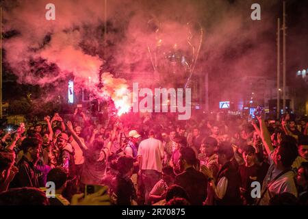 Istanbul, Turchia. 11th giugno, 2023. I fan di Manchester City festeggiano la loro vittoria. Sconfiggere l'Inter Milan 1-0 allo Stadio Olimpico di Atatürk durante la partita della UEFA Champions League Cup, Manchester City ha vinto la Champions League Cup e i tifosi inglesi hanno festeggiato a Istanbul Taksim Square. Credit: SOPA Images Limited/Alamy Live News Foto Stock