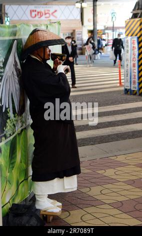 Un monaco giapponese Zen che raccoglie le elemosine fuori dalla stazione di Ueno a Tokyo, Giappone. Foto Stock