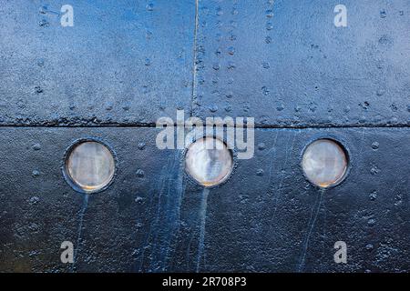 Tre finestre a oblò sulla vecchia nave da viaggio passeggeri. Foto Stock