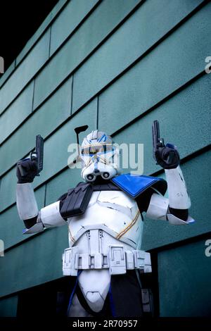 HARROGATE, REGNO UNITO - 3 GIUGNO 2023. Un cosplayer maschile vestito come Captain Rex della serie di film Star Wars Clone Wars in un comic con britannico Foto Stock