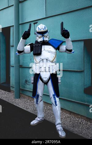 HARROGATE, REGNO UNITO - 3 GIUGNO 2023. Un cosplayer maschile vestito come Captain Rex della serie di film Star Wars Clone Wars in un comic con britannico Foto Stock