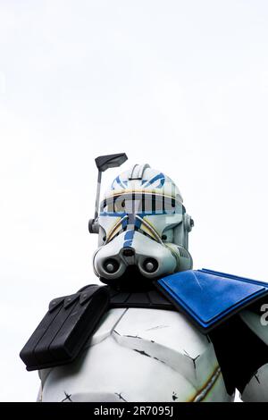 HARROGATE, REGNO UNITO - 3 GIUGNO 2023. Un cosplayer maschile vestito come Captain Rex della serie di film Star Wars Clone Wars in un comic con britannico Foto Stock