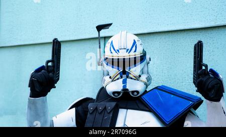 HARROGATE, REGNO UNITO - 3 GIUGNO 2023. Un cosplayer maschile vestito come Captain Rex della serie di film Star Wars Clone Wars in un comic con britannico Foto Stock